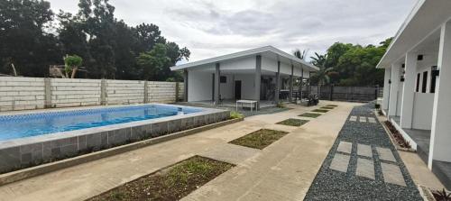a house with a swimming pool in a yard at Viva La Rosa Hometel in Anda