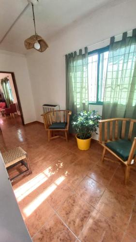 a living room with two chairs and a couch at La casa de Margarita in Tandil