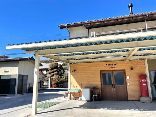 toldo sobre la entrada de un edificio en 民泊Nao, en Minami Alps