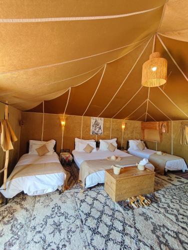 Ένα ή περισσότερα κρεβάτια σε δωμάτιο στο Luxury Desert Camps