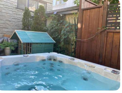 Hồ bơi trong/gần Owl House - Hot Tub with rooftop terrasse