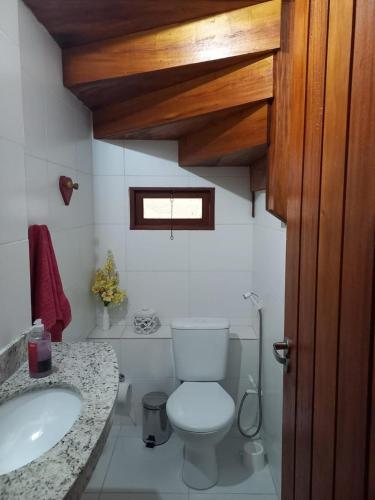 a bathroom with a toilet and a sink at Casa em Lençóis in Lençóis