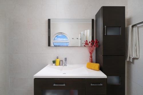 Newly Remodeled 2BD Brilliant Oura Strip 9min beach