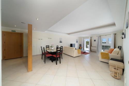 Newly Remodeled 2BD Brilliant Oura Strip 9min beach photo 2