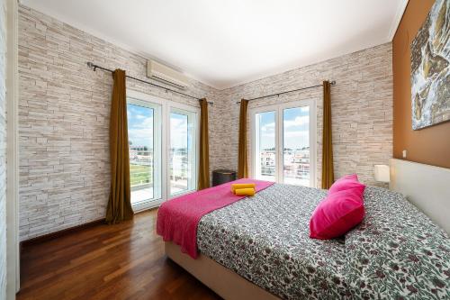 Newly Remodeled 2BD Brilliant Oura Strip 9min beach