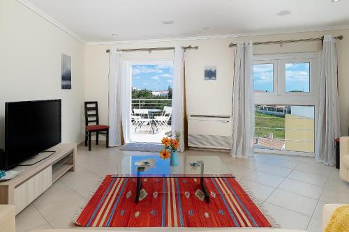 Newly Remodeled 2BD Brilliant Oura Strip 9min beach photo 3
