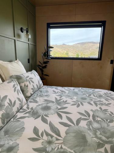 Voodi või voodid majutusasutuse Tiny home with mountain and orchard views toas