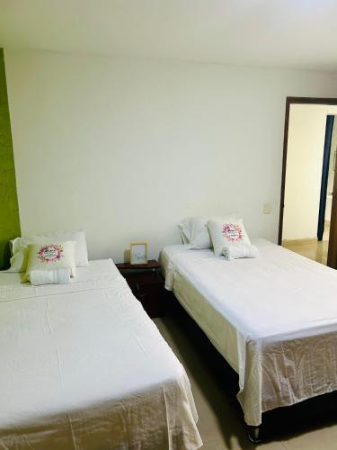 Una cama o camas en una habitación de Habitación con baño privado en Belén los Alpes