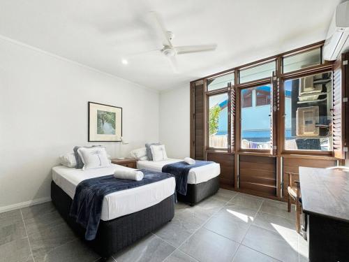 zwei Betten in einem Zimmer mit Meerblick in der Unterkunft Wongalinga Beachfront Apt 3 in Mission Beach