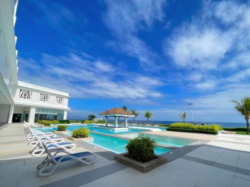 Bazén v ubytování Arterra Seaview Resort nebo v jeho okolí