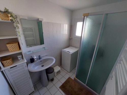 a bathroom with a sink and a shower at Maison plain-pied au calme, proche plages et commerces - FR-1-476-91 in La Faute-sur-Mer