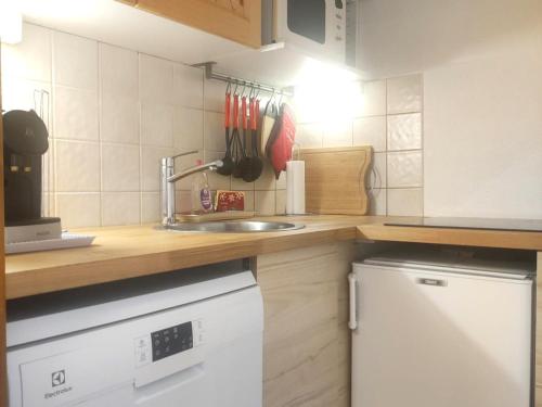 une cuisine avec un évier et un comptoir dans l'établissement Studio RDC pour 4 personnes, terrasse 15m², local à ski, à 100m des pistes - La Joue du Loup - FR-1-504-520, à Saint-Étienne-en-Dévoluy