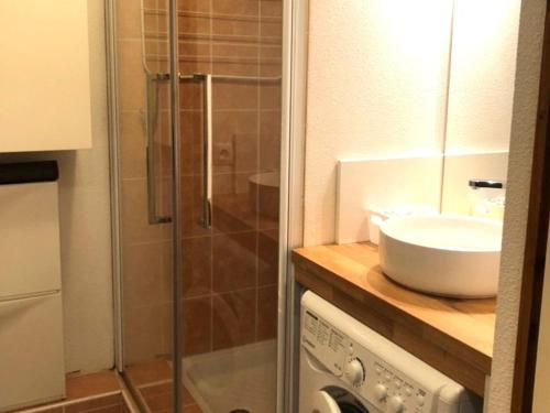 une salle de bain avec un lavabo et une douche en verre dans l'établissement Studio RDC pour 4 personnes, terrasse 15m², local à ski, à 100m des pistes - La Joue du Loup - FR-1-504-520, à Saint-Étienne-en-Dévoluy