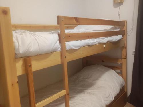 quelques lits superposés dans une chambre dans l'établissement Studio RDC pour 4 personnes, terrasse 15m², local à ski, à 100m des pistes - La Joue du Loup - FR-1-504-520, à Saint-Étienne-en-Dévoluy