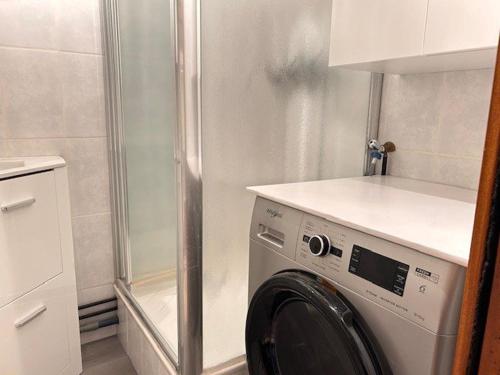 - un lave-linge et un sèche-linge dans une petite cuisine dans l'établissement Studio confortable à Risoul, proche pistes et commerces - FR-1-330-548, à Risoul