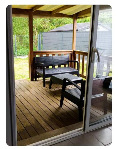 - une véranda avec un banc dans l'établissement maison de vacances au calme avec espace jaccuzi, à La Turballe