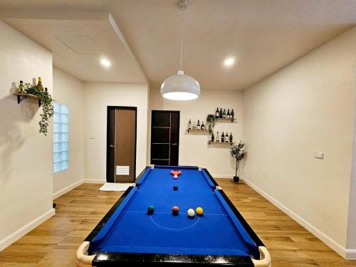 a large room with a pool table in it at Medina Private Pool Villa-บางแสน in Ban Puk (1)