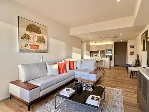 a living room with a couch and a table at Departamento Deluxe 2H-48 in Guadalajara