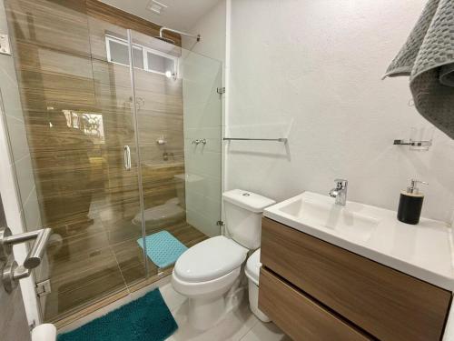 ein Badezimmer mit Toilette, Waschbecken und Dusche in der Unterkunft Family apartment with great amenities - bluu 103 in Mazatlán
