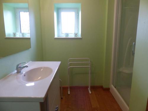 Ένα μπάνιο στο Gîte spacieux avec jardin, terrasse, BBQ et cheminée - FR-1-489-4
