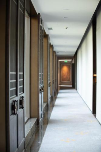 a corridor of a building with doors at 西安曲江芳林苑酒店 in Xi'an