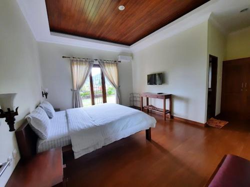 Giường trong phòng chung tại Villa Rasamala
