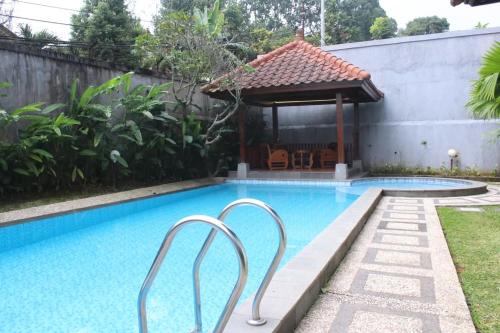 Hồ bơi trong/gần Villa Rasamala