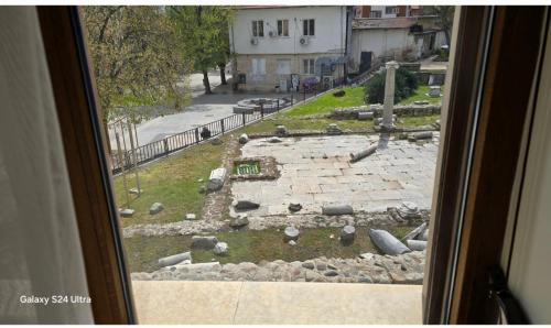 サンダンスキにあるMacedonia55の石造りの中庭を望む窓