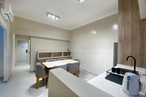 a kitchen and dining room with a table and chairs at Departamento de lujo en centro de casco histórico in San Miguel de Tucumán