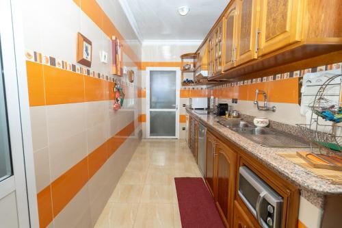 Η κουζίνα ή μικρή κουζίνα στο Traditional Apartment next ibn batouta stadium