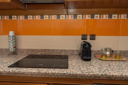 Η κουζίνα ή μικρή κουζίνα στο Traditional Apartment next ibn batouta stadium