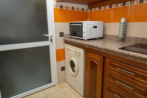 Η κουζίνα ή μικρή κουζίνα στο Traditional Apartment next ibn batouta stadium