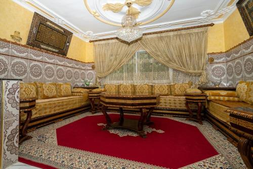 Χώρος καθιστικού στο Traditional Apartment next ibn batouta stadium