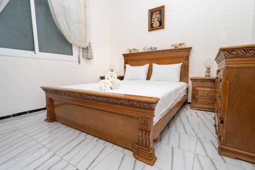 Ένα ή περισσότερα κρεβάτια σε δωμάτιο στο Traditional Apartment next ibn batouta stadium
