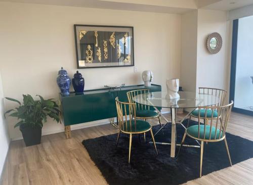 a dining room with a glass table and chairs at Departamento Superior 4H-61 in Guadalajara