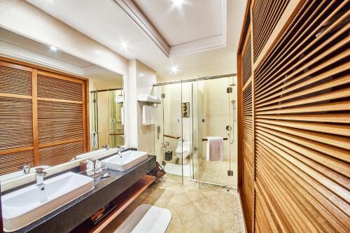 a bathroom with two sinks and a shower at Ocean Sonic Resort Sanya in Sanya
