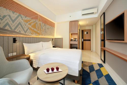 Aston Inn Pantai Losari Makassarにあるベッド