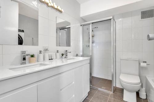 Ένα μπάνιο στο Tide & Pines - Beachfront Comforts by Moseley Square