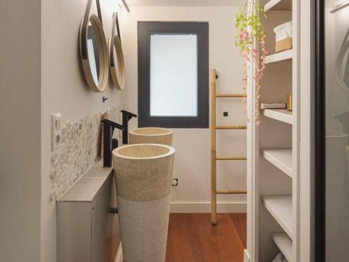 Cette chambre dispose d'un couloir avec des escaliers et d'une fenêtre. dans l'établissement Villa luxueuse avec piscine privée à Hossegor - FR-1-791-2, à Soorts-Hossegor