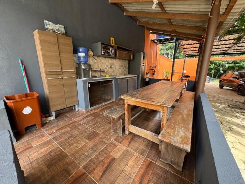 Kuchyň nebo kuchyňský kout v ubytování Casa aconchegante bem localizada