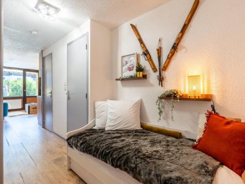 une chambre avec un lit dans une pièce dans l'établissement Studio La Clusaz : 3 pers, Wifi, Garage, Au centre - FR-1-304-309, à La Clusaz