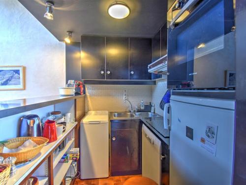 Il comprend une petite cuisine équipée d'un évier et d'un lave-vaisselle. dans l'établissement Duplex confortable à Morzine - Balcon et parking - FR-1-524-137, à Morzine
