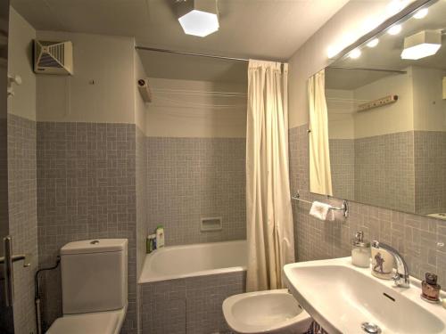 une salle de bain avec un lavabo, des toilettes et une baignoire dans l'établissement Duplex confortable à Morzine - Balcon et parking - FR-1-524-137, à Morzine