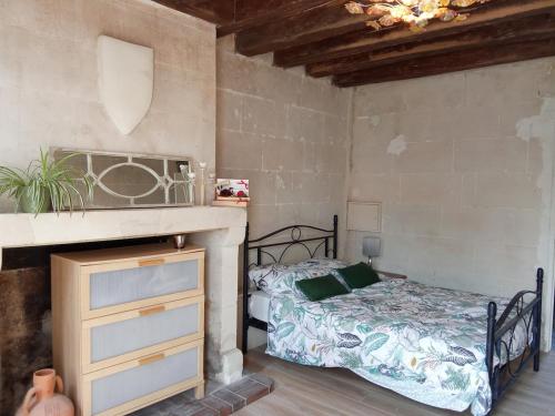 une chambre avec un lit et une commode dans l'établissement 2 bedroom gîte near Chenonceau and Beauval, à Luzillé