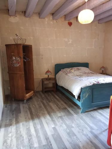 une chambre avec un lit et un parquet dans l'établissement 2 bedroom gîte near Chenonceau and Beauval, à Luzillé