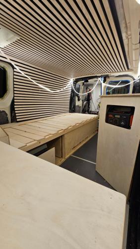 ein kleines Zimmer mit einem Tisch und einer Bank in der Unterkunft Bodø & Lofoten Campervans - Optimalized campers for exploring the Lofoten islands and the Bodø area in Bodø