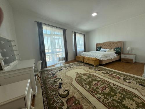 - une chambre avec un lit et un grand tapis dans l'établissement Capital Tower, à Oulan-Bator