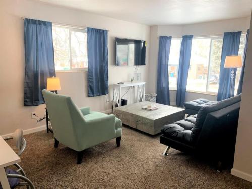 Et opholdsområde på Family Friendly & Cozy Two Bedroom Denver