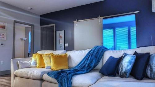 Χώρος καθιστικού στο Top Level Modern Luxury Apt in Washington DC