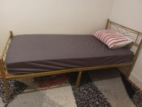 - un lit dans un coin de pièce dans l'établissement Le Havre Sweet Home, au Havre